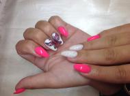 Műköröm strasszos pillangóval