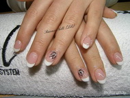 akrillal díszített