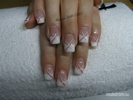 akrillal díszített