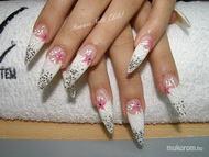 akrillal díszített