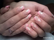 akrillal díszített