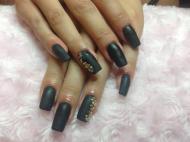 Fekete matt kocka arany díszítőelemekkel