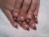 akrillal díszített