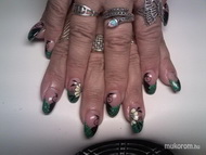 akrillal díszített