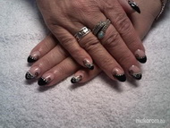 akrillal díszített