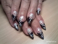 akrillal díszített