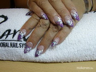 akrillal díszített