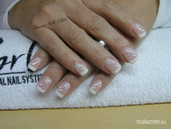 akrillal díszített