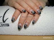 akrillal díszített