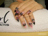 akrillal díszített