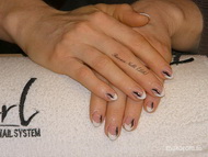 akrillal díszített