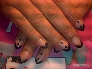 nem edge  csak a forma tetszik neki