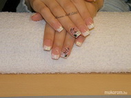 akrillal díszített