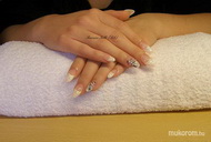 akrillal díszített