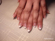 fehér véggel és matricázva