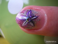 Kis körmön nagy virág