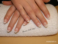 akrillal díszített