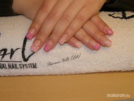 akrillal díszített