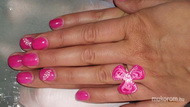 Pink ékszerrel