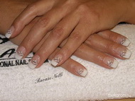 akrillal díszített