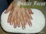 Püspöklila alapon fehér virágszirmok