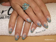 akrillal díszített