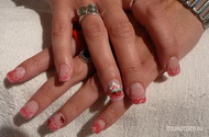 Best Nails - piros zseles mintaval es akrylal diszitve