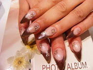 Barna francia virágokkal