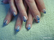 kék csillámos akril díszítéssel