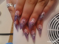 lila masni divatos körmön