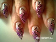 lila rózsaszín akrillal díszítve