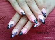 Feketén rózsaszín