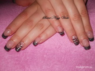 Grafitszürke metál tigriscsíkokkal