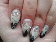 Eredeti kígyóbőrrel