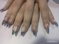 zselé akrillal díszítve