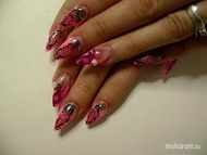 Kató piciny körömágyára hosszú köröm