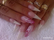 stiletto és gótikus mandula