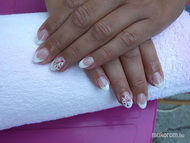 Francia kövekkel díszítve