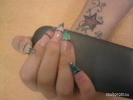 Épített zselés köröm színes véggel