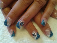 egy kis szines kék akril virággal Ica