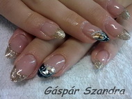 Zselés műköröm akrillal díszítve