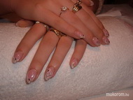 Nikinek arany díszítéssel