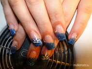 Kék csillámos akril díszítéssel