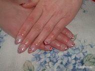 zselés köröm pirossal díszítve