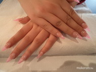 hegyes rózsaszín csillámos kis virággal