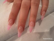 hegyes rózsaszín csillámos közelről