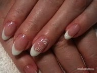 Gl akrillal díszítve