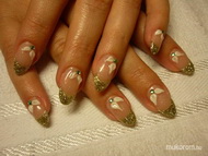 Porcelán virágokkal