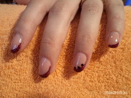 lila csillámos fekete kövekkel közelröl