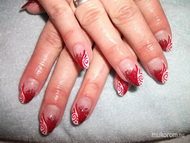 ő is Móni és ő is pirosban nyomul